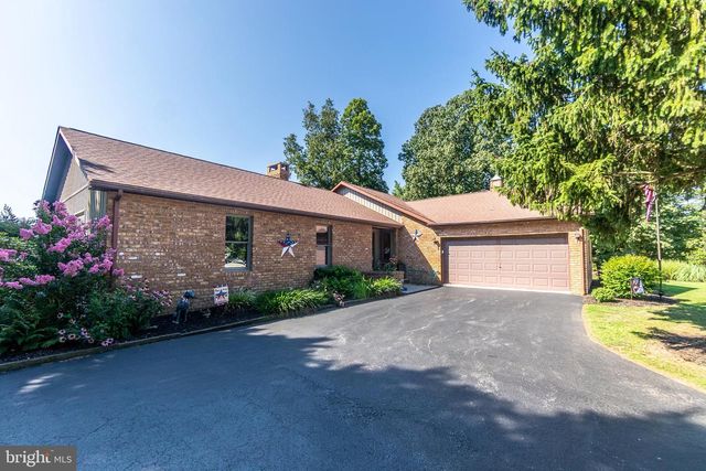 380 MCSHERRY WOODS DR, Littlestown, PA 17340