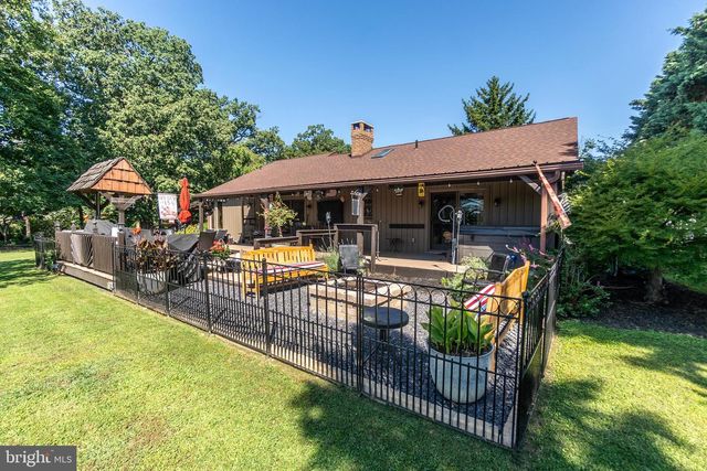 380 MCSHERRY WOODS DR, Littlestown, PA 17340