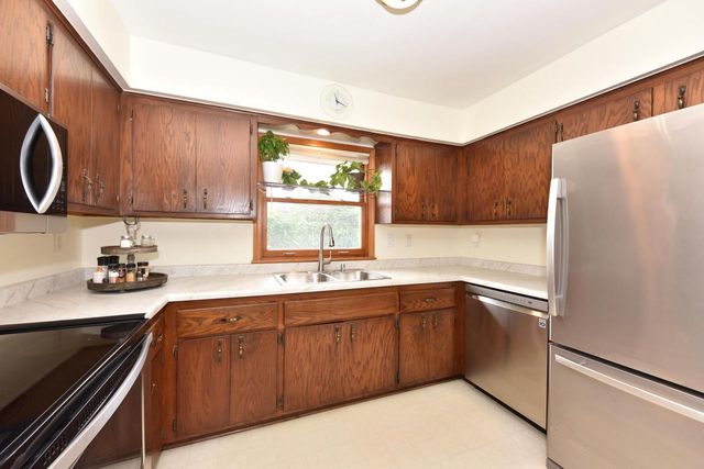 5961 N 121st STREET, Milwaukee, WI 53225