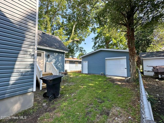 202 W Burgess Street, Elizabeth City, NC 27909