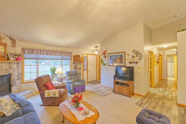 212 Linden Avenue W, Winsted, MN 55395