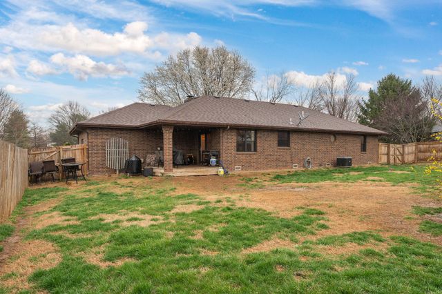 1318 W Meadowbrooke Drive, Ozark, MO 65721