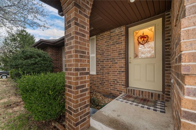 1318 W Meadowbrooke Drive, Ozark, MO 65721