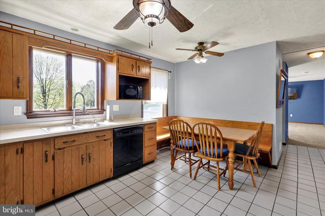 28 GINNA B DR, Robesonia, PA 19551