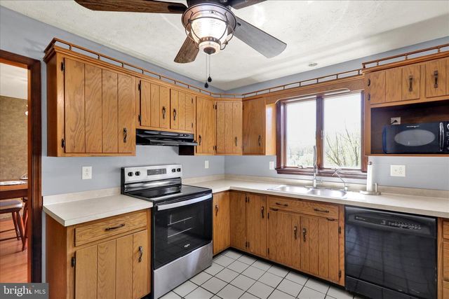 28 GINNA B DR, Robesonia, PA 19551