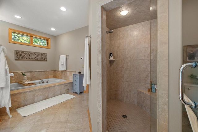 N29W30764 Foxwood DRIVE, Pewaukee, WI 53072