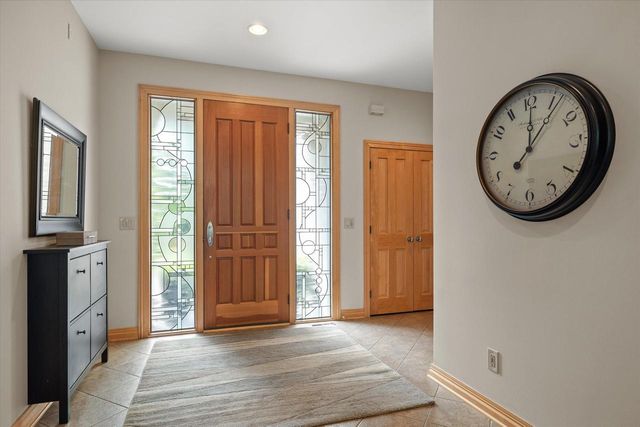 N29W30764 Foxwood DRIVE, Pewaukee, WI 53072