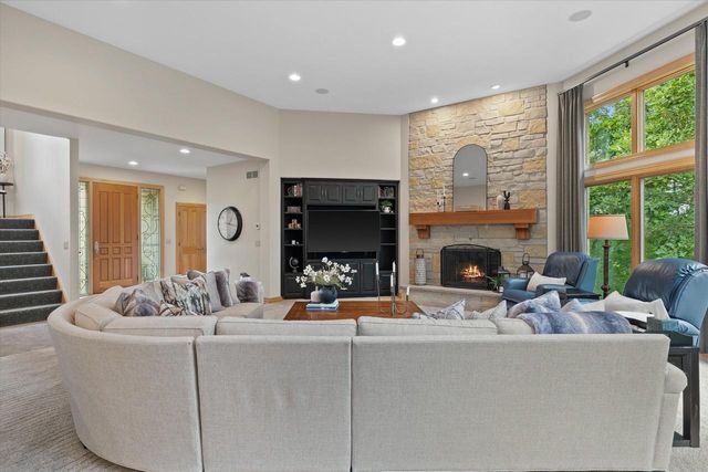 N29W30764 Foxwood DRIVE, Pewaukee, WI 53072