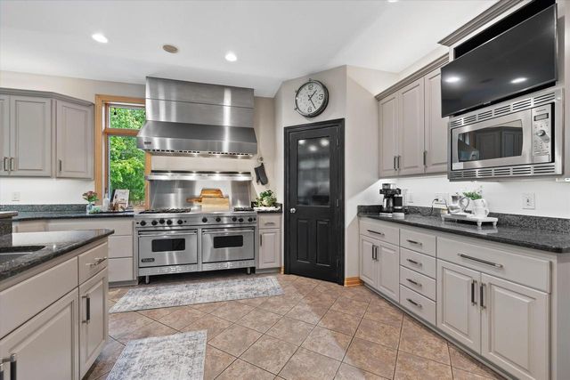 N29W30764 Foxwood DRIVE, Pewaukee, WI 53072