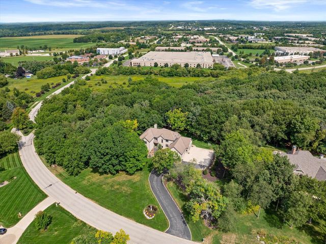 N29W30764 Foxwood DRIVE, Pewaukee, WI 53072