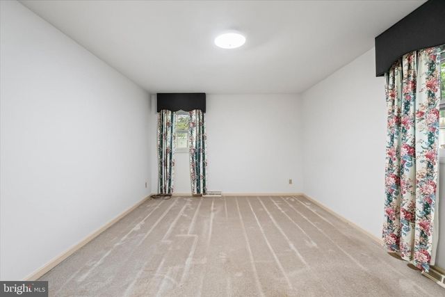 302 ALTOONA DR, Fredericksburg, VA 22401