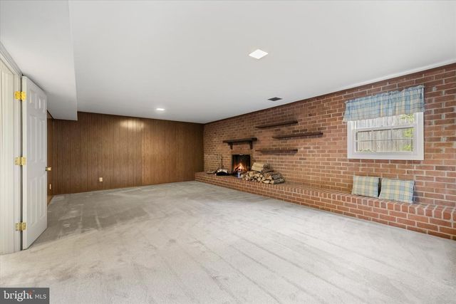 302 ALTOONA DR, Fredericksburg, VA 22401