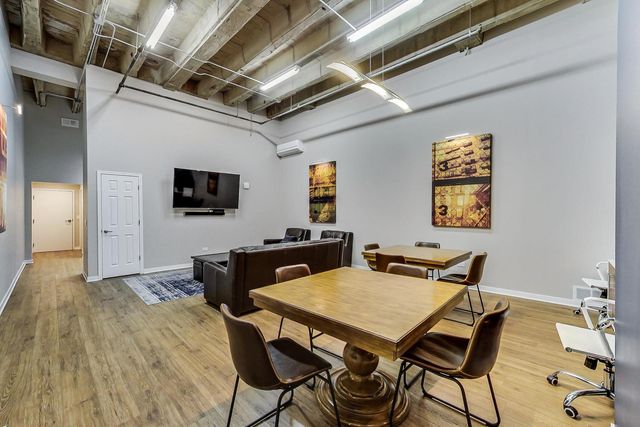 1645 W Ogden Avenue 602, Chicago, IL 60612