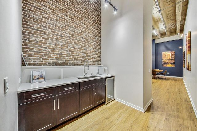1645 W Ogden Avenue 602, Chicago, IL 60612
