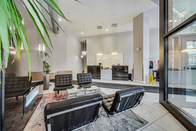 1645 W Ogden Avenue 602, Chicago, IL 60612
