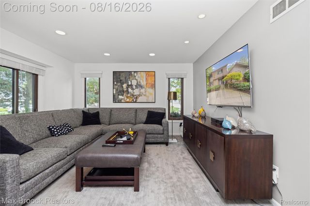 3846 Spanish Oaks Drive, West Bloomfield Charter Township, MI 48323