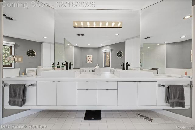 3846 Spanish Oaks Drive, West Bloomfield Charter Township, MI 48323
