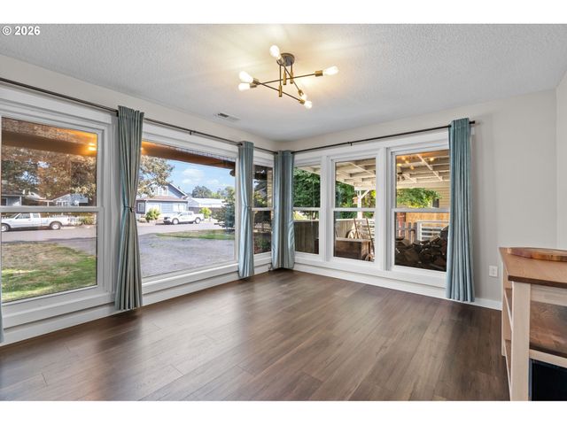 733 2ND St, Woodland, WA 98674