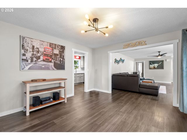 733 2ND St, Woodland, WA 98674
