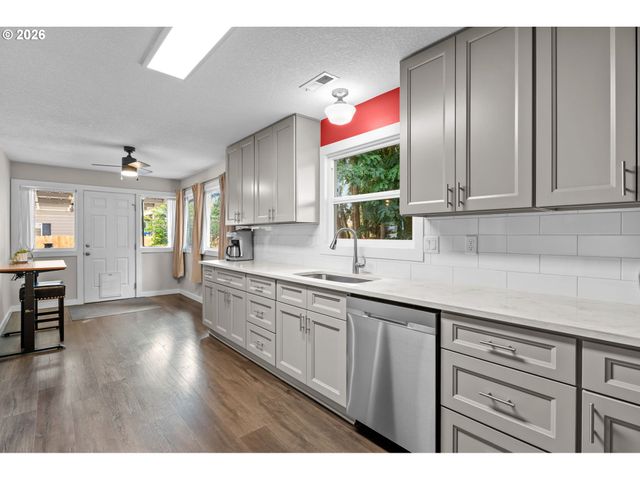 733 2ND St, Woodland, WA 98674