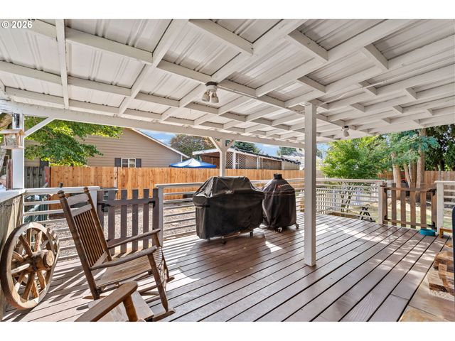 733 2ND St, Woodland, WA 98674