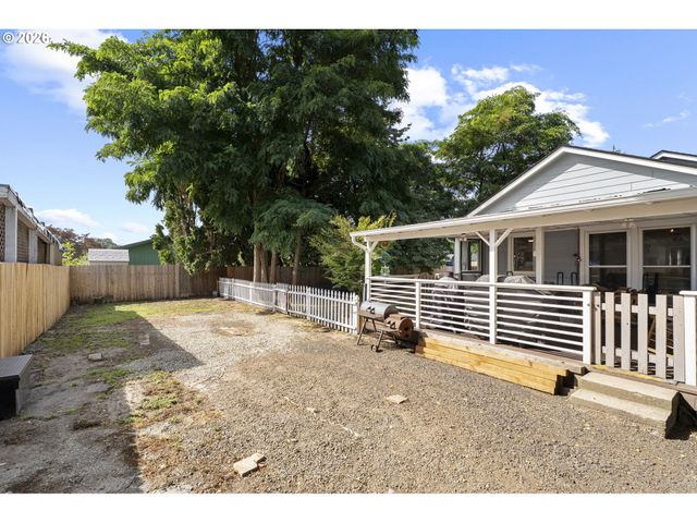 733 2ND St, Woodland, WA 98674
