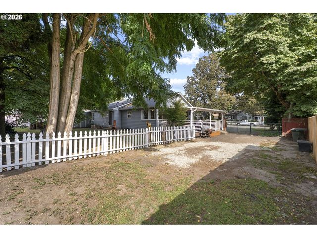 733 2ND St, Woodland, WA 98674
