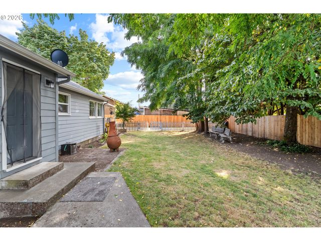 733 2ND St, Woodland, WA 98674