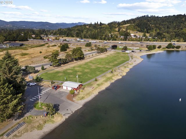 733 2ND St, Woodland, WA 98674