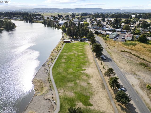 733 2ND St, Woodland, WA 98674