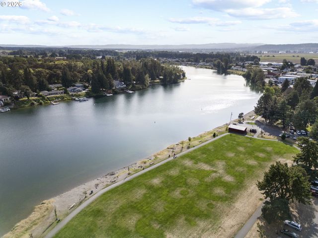 733 2ND St, Woodland, WA 98674