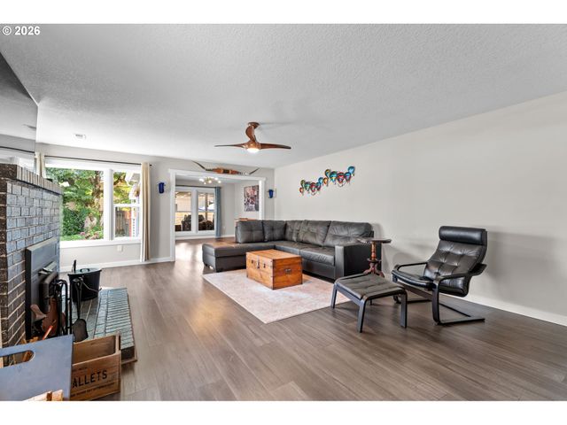 733 2ND St, Woodland, WA 98674