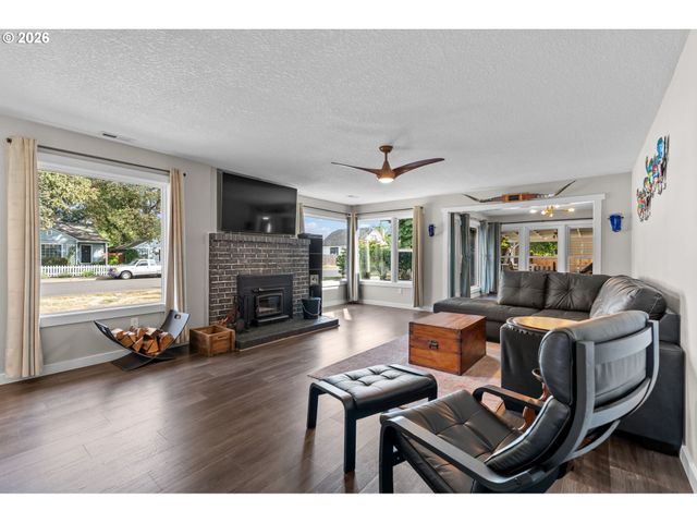 733 2ND St, Woodland, WA 98674
