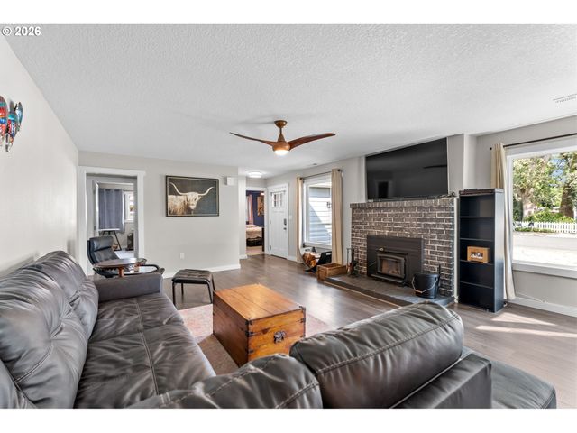 733 2ND St, Woodland, WA 98674