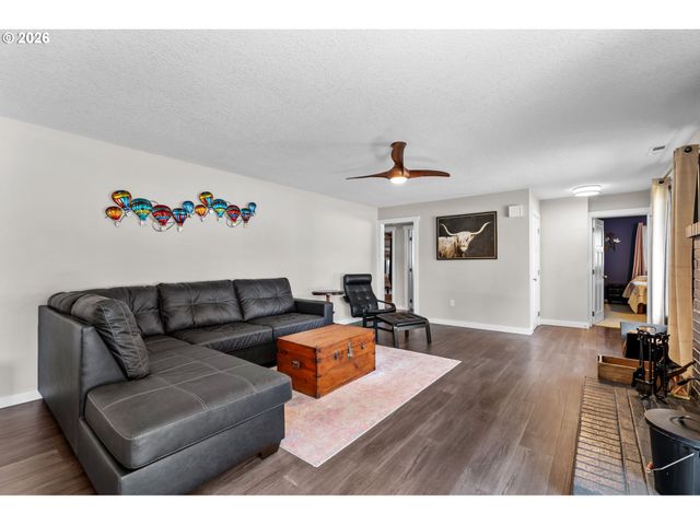 733 2ND St, Woodland, WA 98674