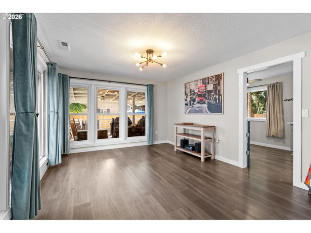733 2ND St, Woodland, WA 98674