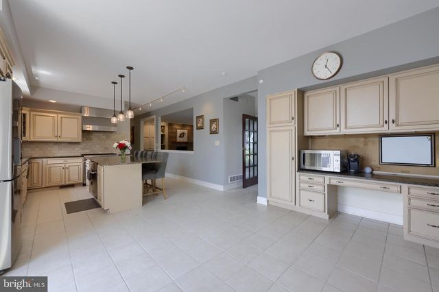 42 TIMBERLINE DR, Wyomissing, PA 19610