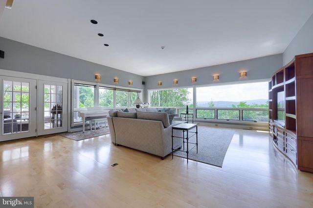 42 TIMBERLINE DR, Wyomissing, PA 19610