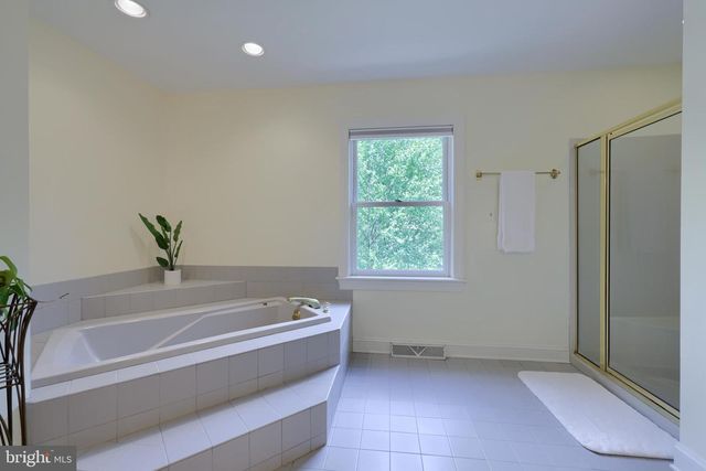 42 TIMBERLINE DR, Wyomissing, PA 19610