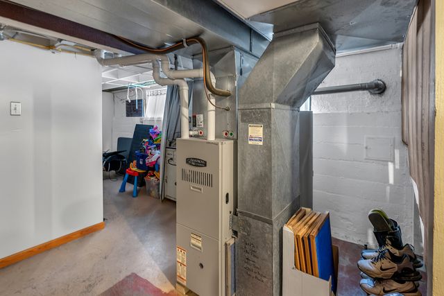 17617 Burnham Avenue, Thornton, IL 60476