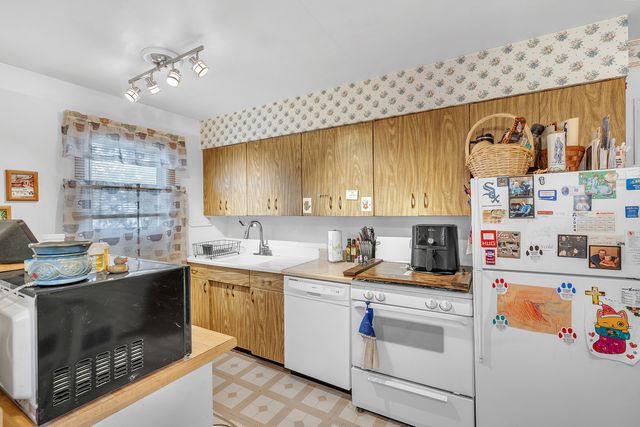 17617 Burnham Avenue, Thornton, IL 60476