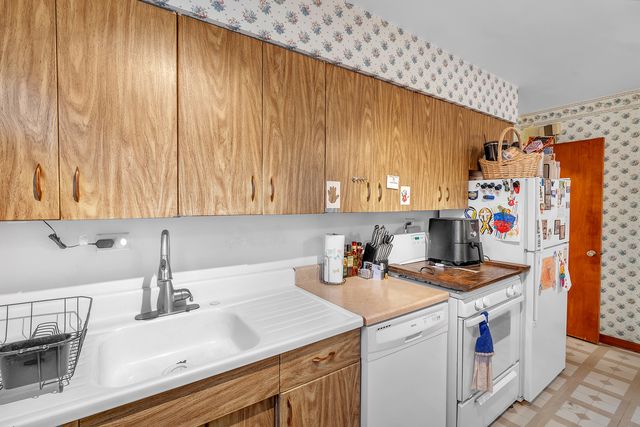 17617 Burnham Avenue, Thornton, IL 60476