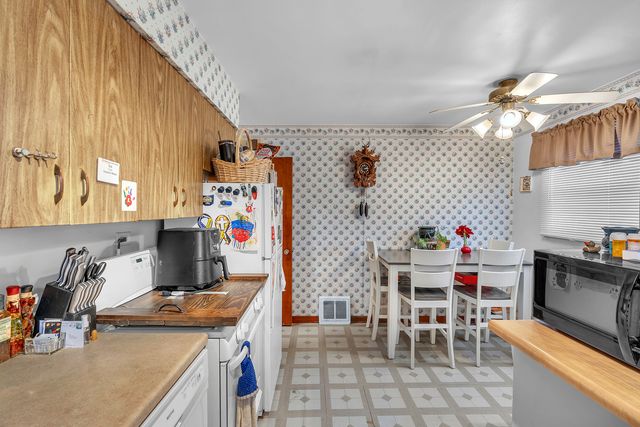 17617 Burnham Avenue, Thornton, IL 60476