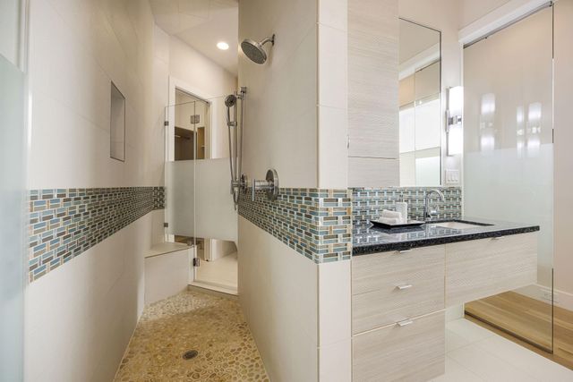 1942 W Clay Street, Houston, TX 77019