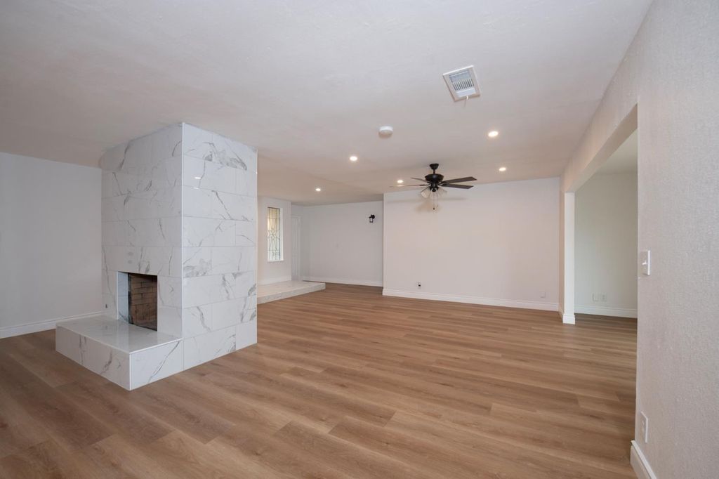 Image 13 of property listing at 5167 E Dwight Way, Fresno, CA 93727