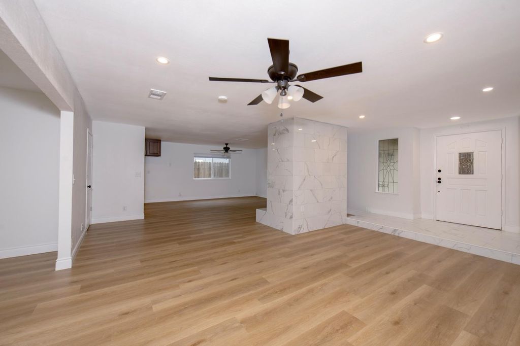 Image 14 of property listing at 5167 E Dwight Way, Fresno, CA 93727