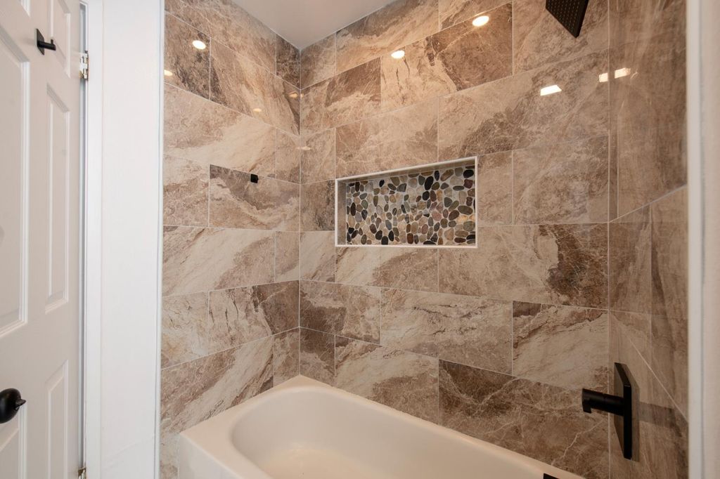 Image 15 of property listing at 5167 E Dwight Way, Fresno, CA 93727