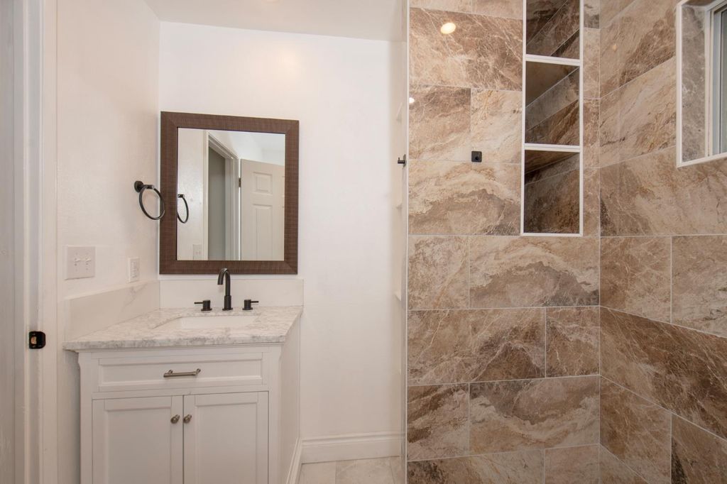 Image 16 of property listing at 5167 E Dwight Way, Fresno, CA 93727