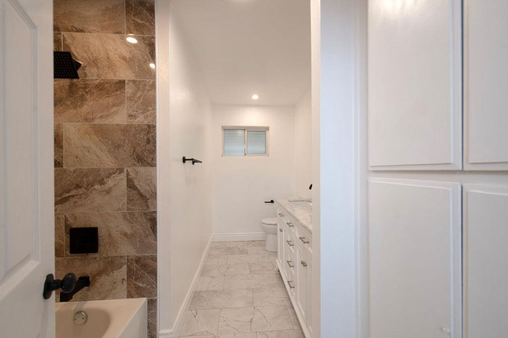 Image 18 of property listing at 5167 E Dwight Way, Fresno, CA 93727