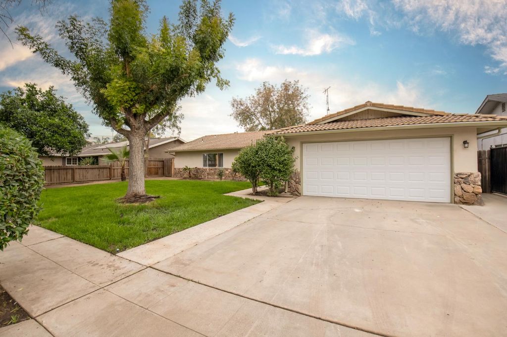 Image 2 of property listing at 5167 E Dwight Way, Fresno, CA 93727